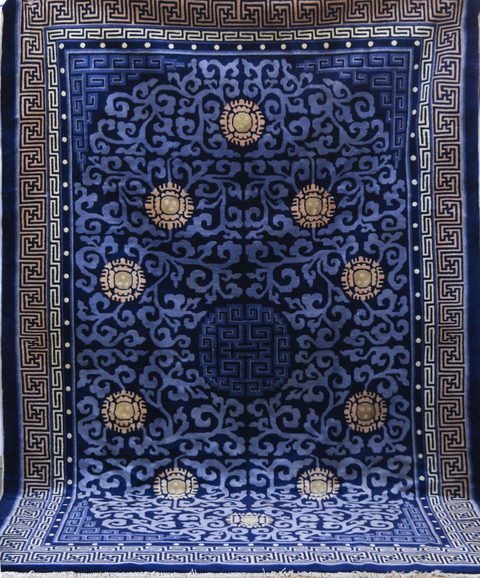 China, blaugrundig mit durchgehender Musterung und Mäanderrand, 300x200 cm