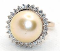Ring, 750er WG, 8,2 g, große, goldene Südsee-Perle ca. 15 mm, Brillanten in Entourage-Fassung von c