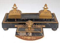 Schreibtischset, schwarzer Marmor mit Bronzeverzierungen, feuervergoldet, bronzene Tintenfässer mit