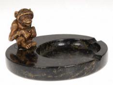 Aschenbecher, um 1900, Marmor, runde Form mit auf dem  Rand sitzendem Affen, Wiener Bronze, monogr.