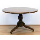 Biedermeier-Tisch, Nußbaum furniert, 6-kantige Balustersäulen auf 3 geschwungenen Füßen, runde Plat