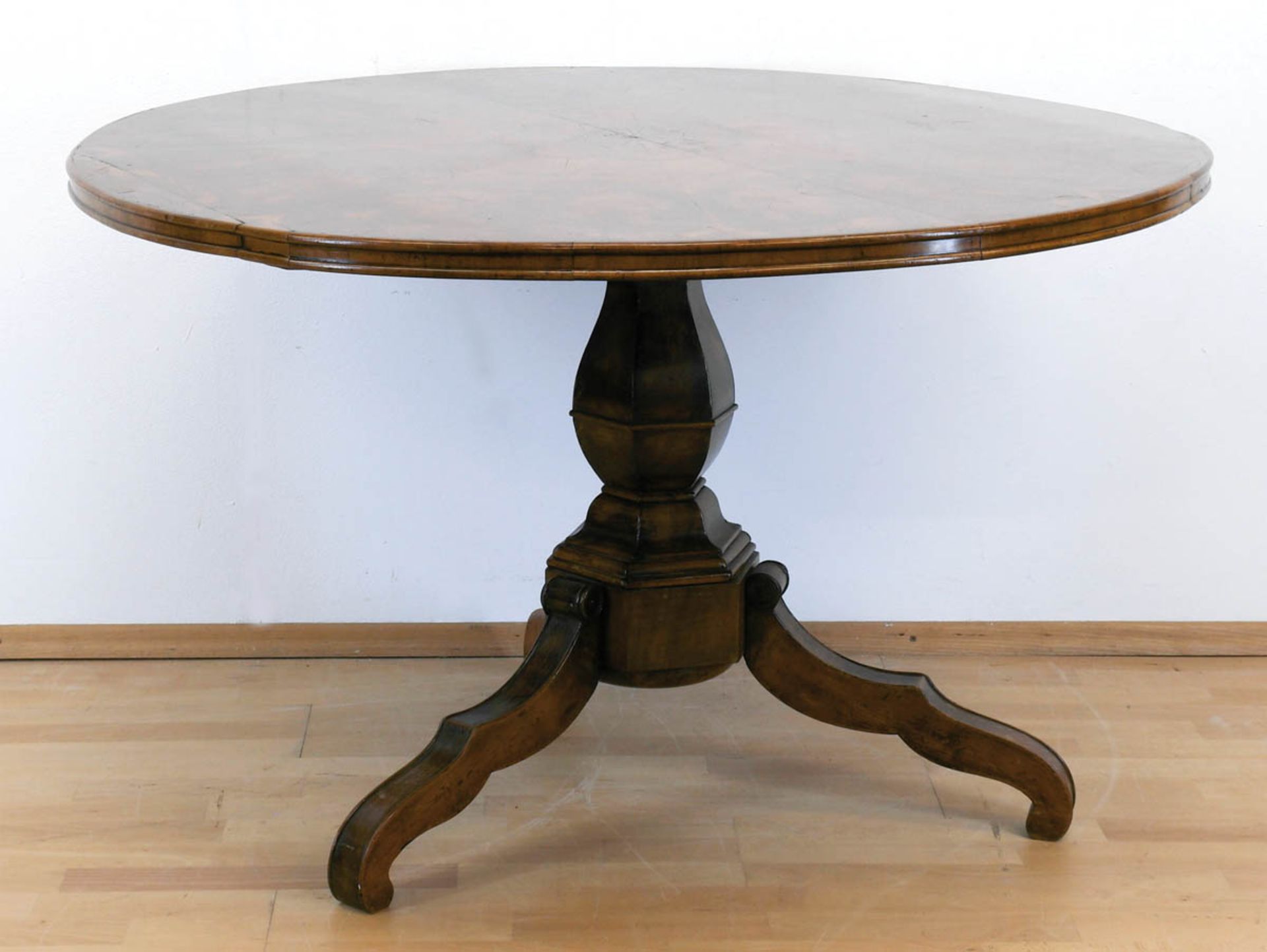 Biedermeier-Tisch, Nußbaum furniert, 6-kantige Balustersäulen auf 3 geschwungenen Füßen, runde Plat