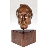 Skulptur "Kopf eines Herren", Bronze, lim. Auflage 2/100, H. 9 cm, auf dreieckigem Holzsockel, H. 5