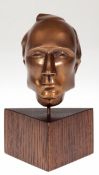 Skulptur "Kopf eines Herren", Bronze, lim. Auflage 2/100, H. 9 cm, auf dreieckigem Holzsockel, H. 5