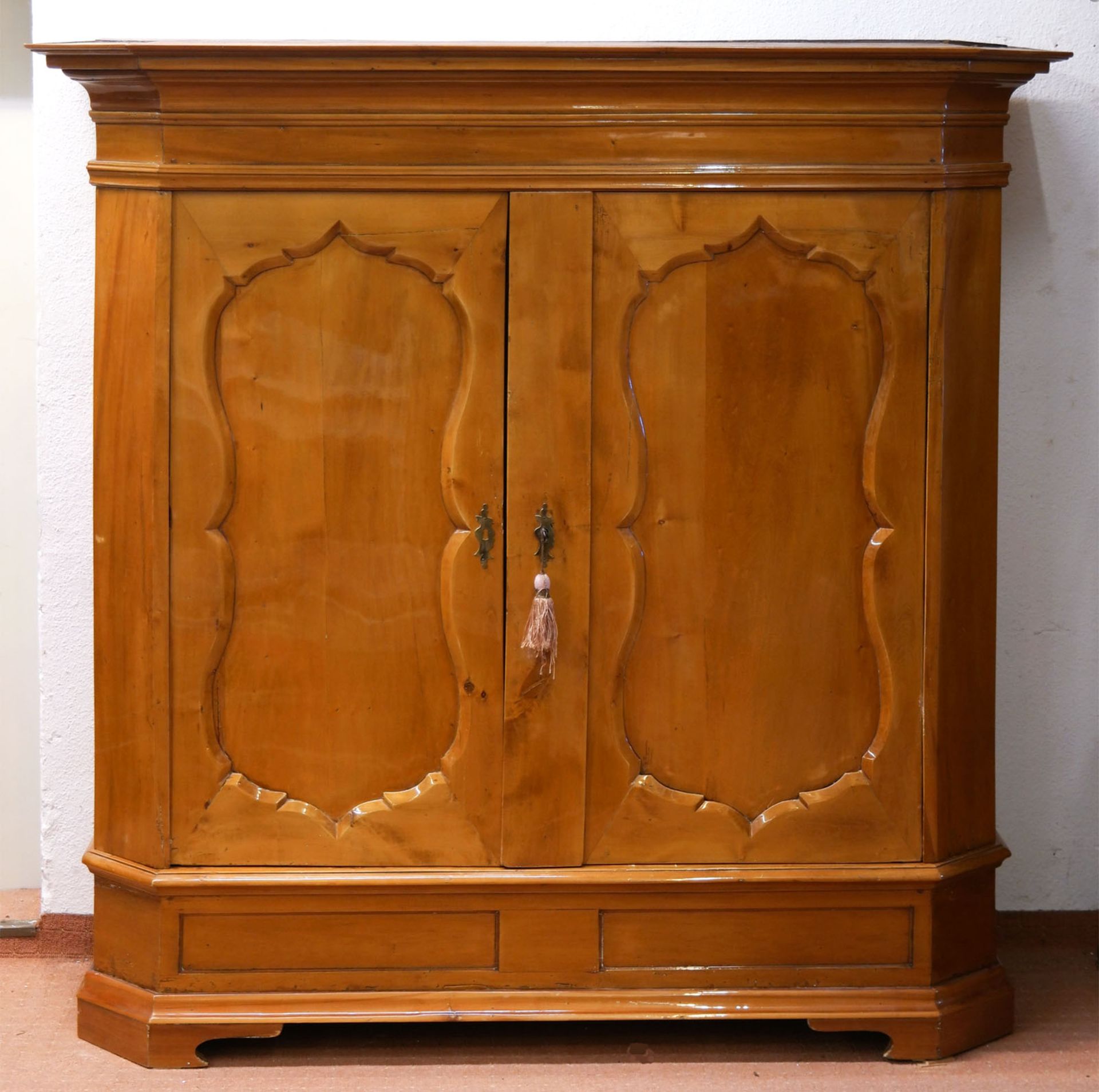 Barock-Schrank, Böhmen, Kirsche furniert, 2-türiger Korpus mit geradem Profilgesims, restaurierungs