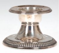 Kerzenleuchter, 925er Silber, punziert, runder gefüllter Stand mit Stabrelieffries und Namensgravur