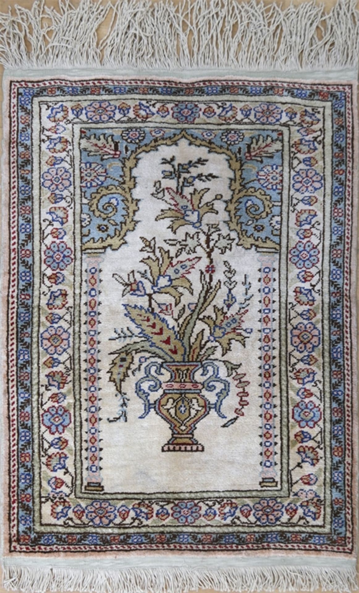 Hereke, Seide, hellgrundig mit Vasen- und Floralmuster, 60x40 cm