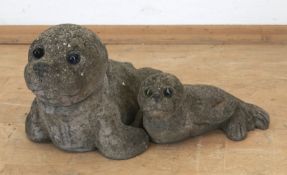 2 kleine Gartendeko-Figuren "Robbe", um 1975, Steinguß, Augen aus Glasmurmeln, 1x etwas beschädigt 