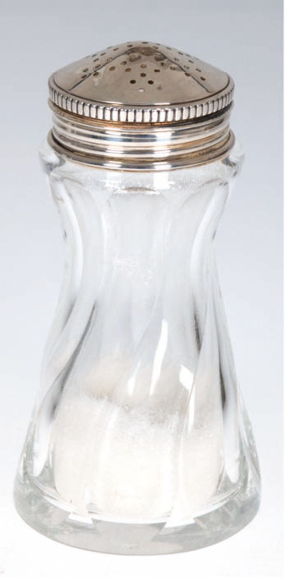 Zuckerstreuer, facettierter Glaskorpus mit 835er Silberschraubdeckel und -montierung, H. 13 cm