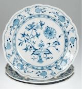 2 Meissen-Teller, Zwiebelmuster,1. Wahl, unterseitig blaue Schwertermarke, Dm. 26 cm