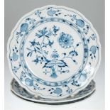 2 Meissen-Teller, Zwiebelmuster,1. Wahl, unterseitig blaue Schwertermarke, Dm. 26 cm