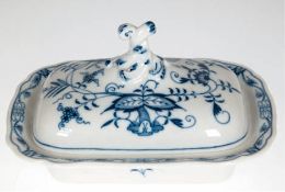 Meissen-Butterdose, Zwiebelmuster, rechteckig, Schwerter mit 3 Schleifstrichen, 11x19,5x15