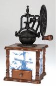 Kaffeemühle mit Schwungrad, Mühlenkörper besteht aus Holz, mit Delfter Motiv- Kacheln auf allen Sei