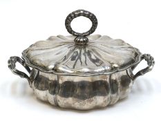 Deckelterrine, Amtspunze Wien 1847, 13 Lot Silber, 1465 g, runde geschweifte Form mit beidseitigen 