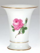 Meissen-Vase, Rote Rose, Goldrand, Trompetenform, 2 Schleifstriche, H. 13,5 cm
