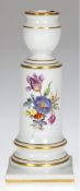 Meissen-Kerzenleuchter, Bunte Blume, Goldränder, 1. Wahl, Gebrauchspuren, H. 15 cm