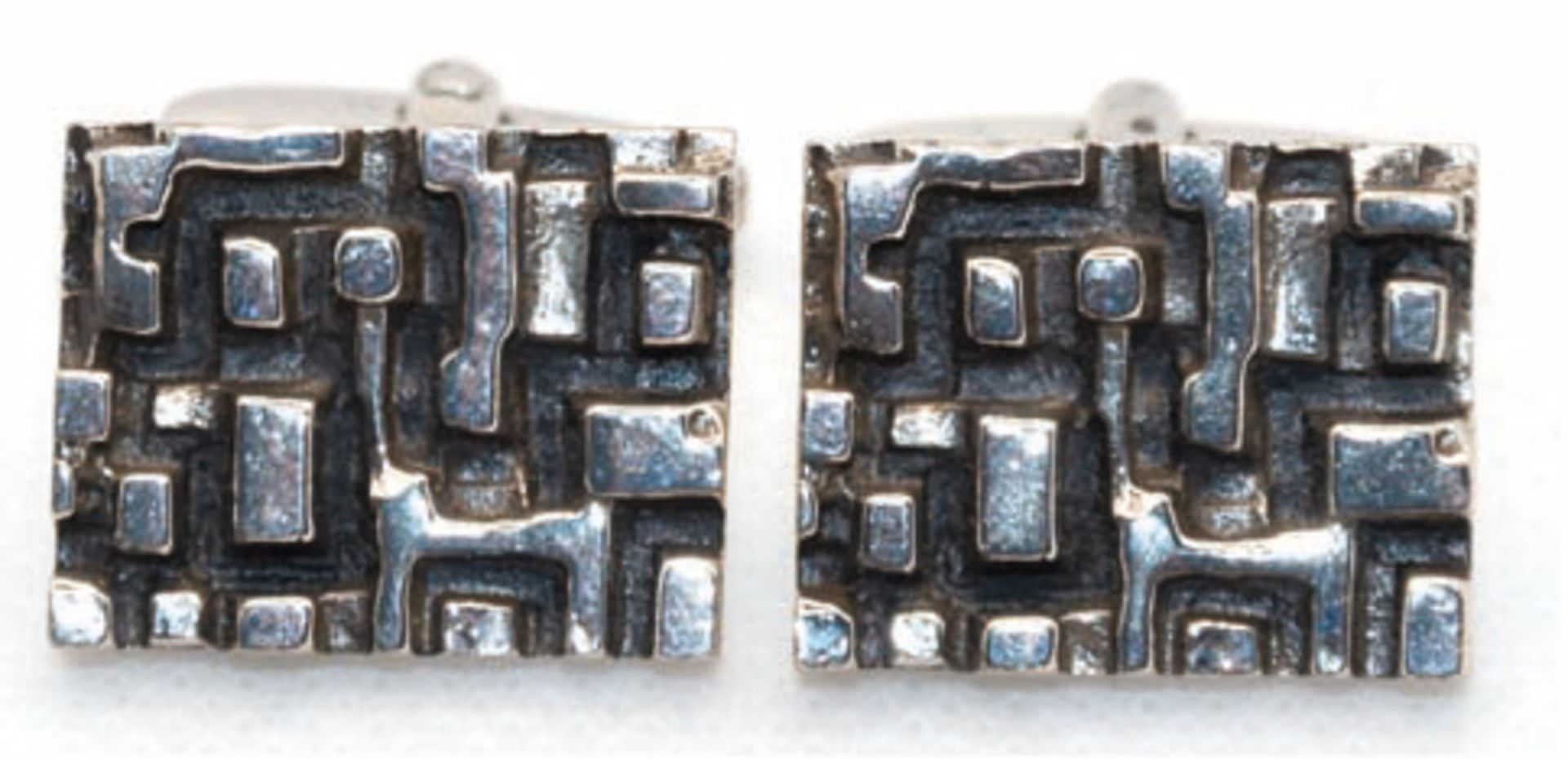 Paar Manschettenknöpfe, 1960er Jahre, 800er Silber, rechteckige Form mit tief strukturiertem Dekor,