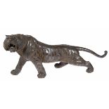 Bronze "Brüllender Tiger", Ende des 19. Jh., auf Bauch Siegelmarke "Genryûsai Seiya se", braun pati