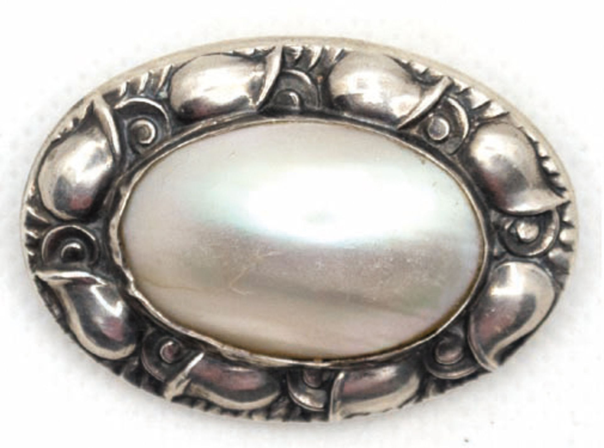 Brosche um 1900, 800er Silber, Perlmutt-Cabochon in zeittypischer Fassung, Maße des Perlmutt-Caboch