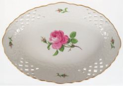 Meissen-Schale, Rote Rose, durchbrochene Wandung mit Goldrand, oval 2. Wahl, 4,5x25x17,5 cm