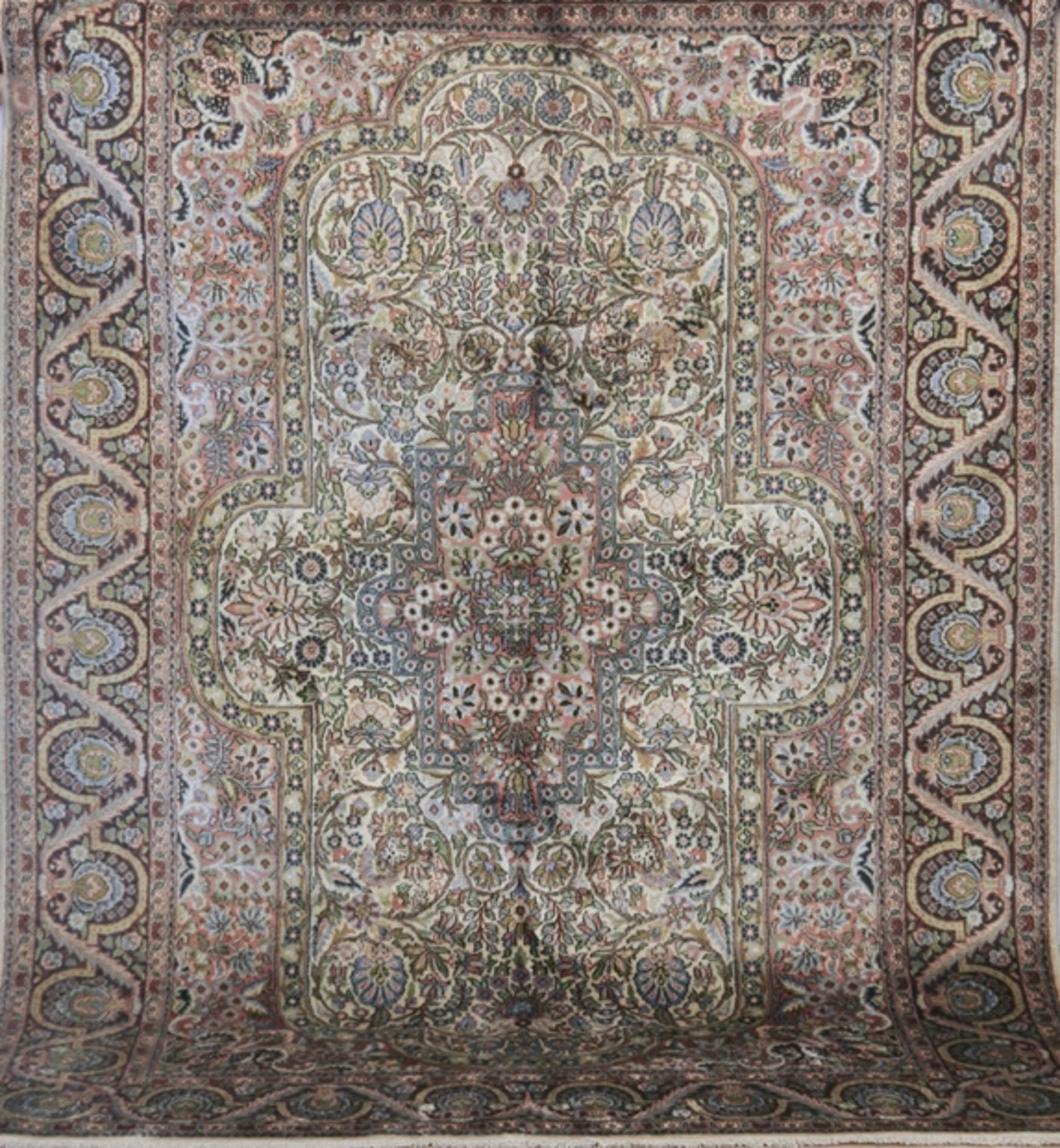 Kaschmir, Seide, hellgrundig mit Floralmuster und Zentralmedaillon, 216x155 cm