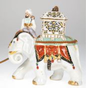 Rauchverzehrer, Porzellan, in Form eines Elefanten mit Howda, polychrom dekoriert und goldstaffiert