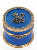 Dose, Rußland Anf. 20. Jh., 88 Zol. Silber, vergoldet, zylindrische Form, blaue Tranzluzidemaille a