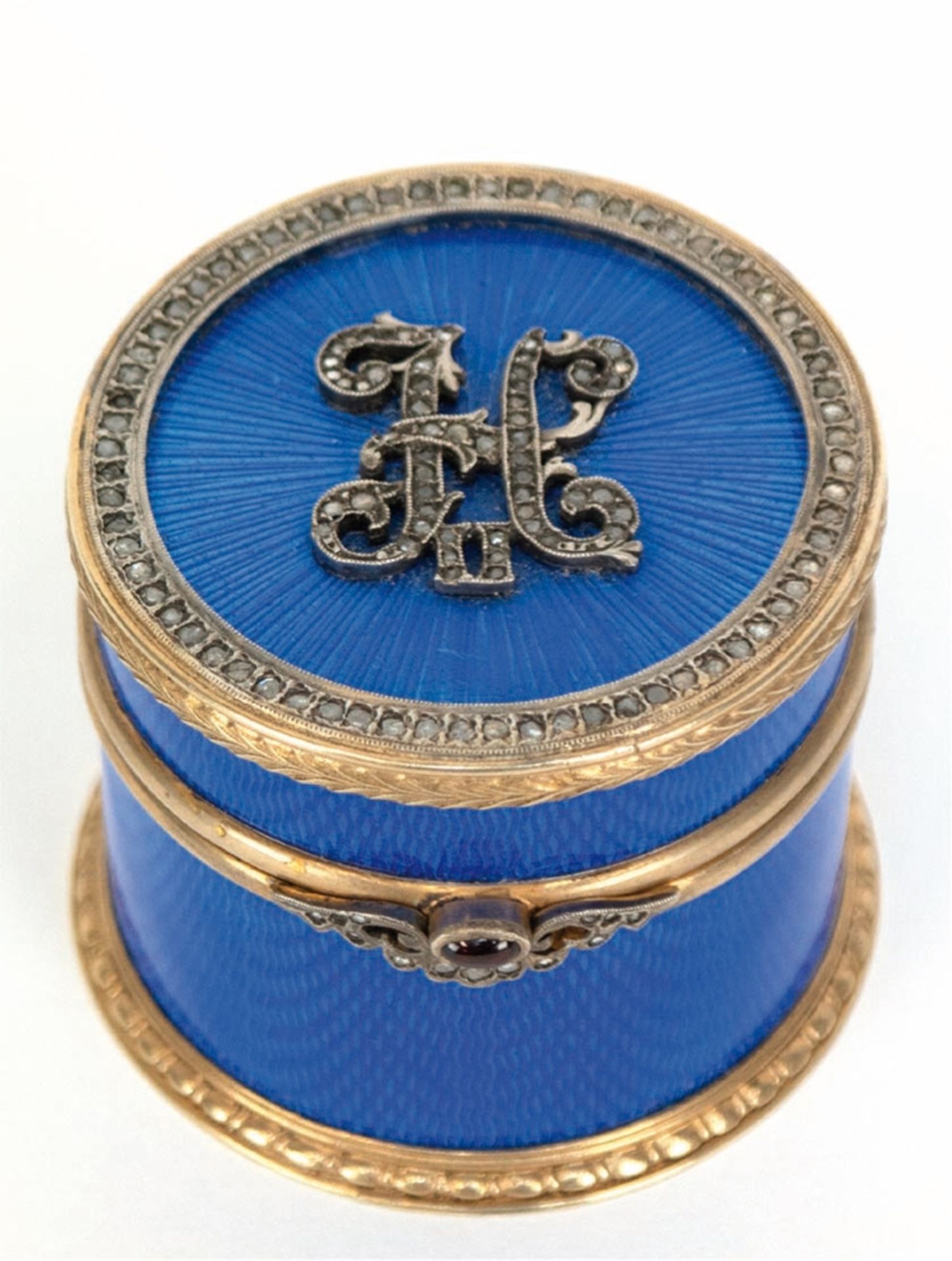 Dose, Rußland Anf. 20. Jh., 88 Zol. Silber, vergoldet, zylindrische Form, blaue Tranzluzidemaille a