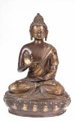 Buddha-Figur "Buddha mit Argumentationsgeste auf Lotosthron sitzend" Nepal, Bronze, 19. Jh., H. 31,