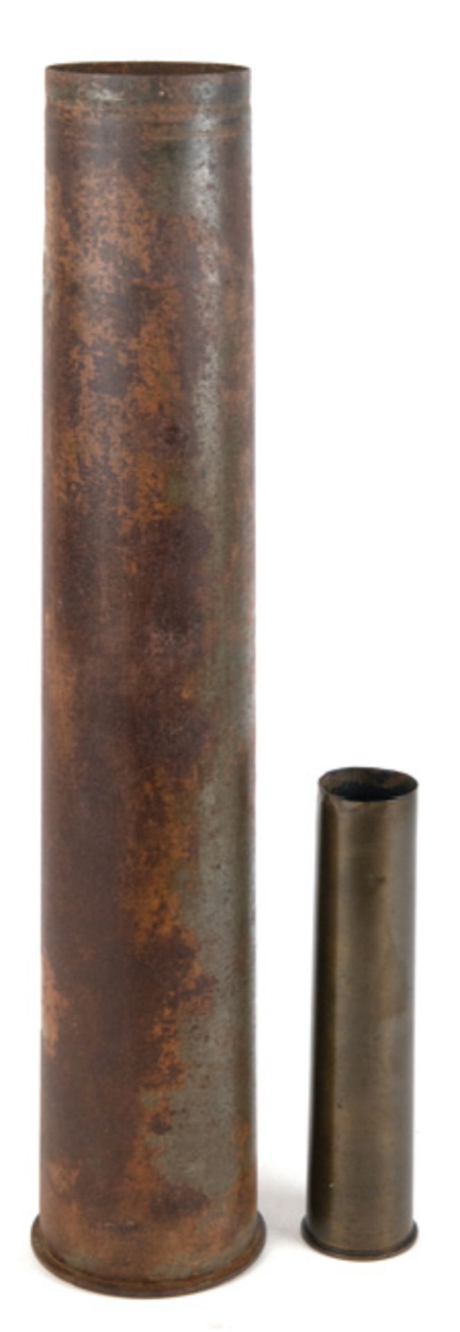 2 Granathülsen, Eisen bzw. Messing, unterseitig dat. 1937 und 1941, H. 23 cm und 57 cm, Dm. 5 cm un