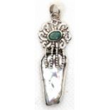 Anhänger, 925er Silber, echte Perle in ungewöhnlicher Form und Smaragd, Länge mit Öse ca. 4,8 cm