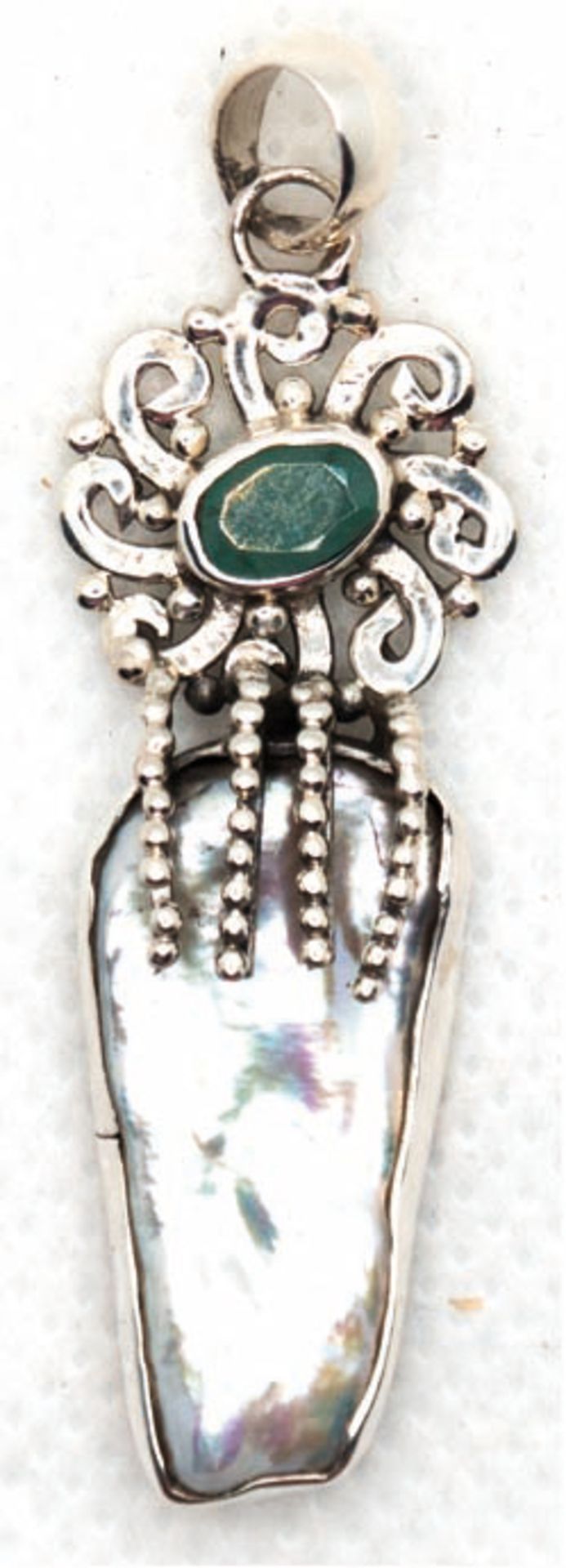 Anhänger, 925er Silber, echte Perle in ungewöhnlicher Form und Smaragd, Länge mit Öse ca. 4,8 cm