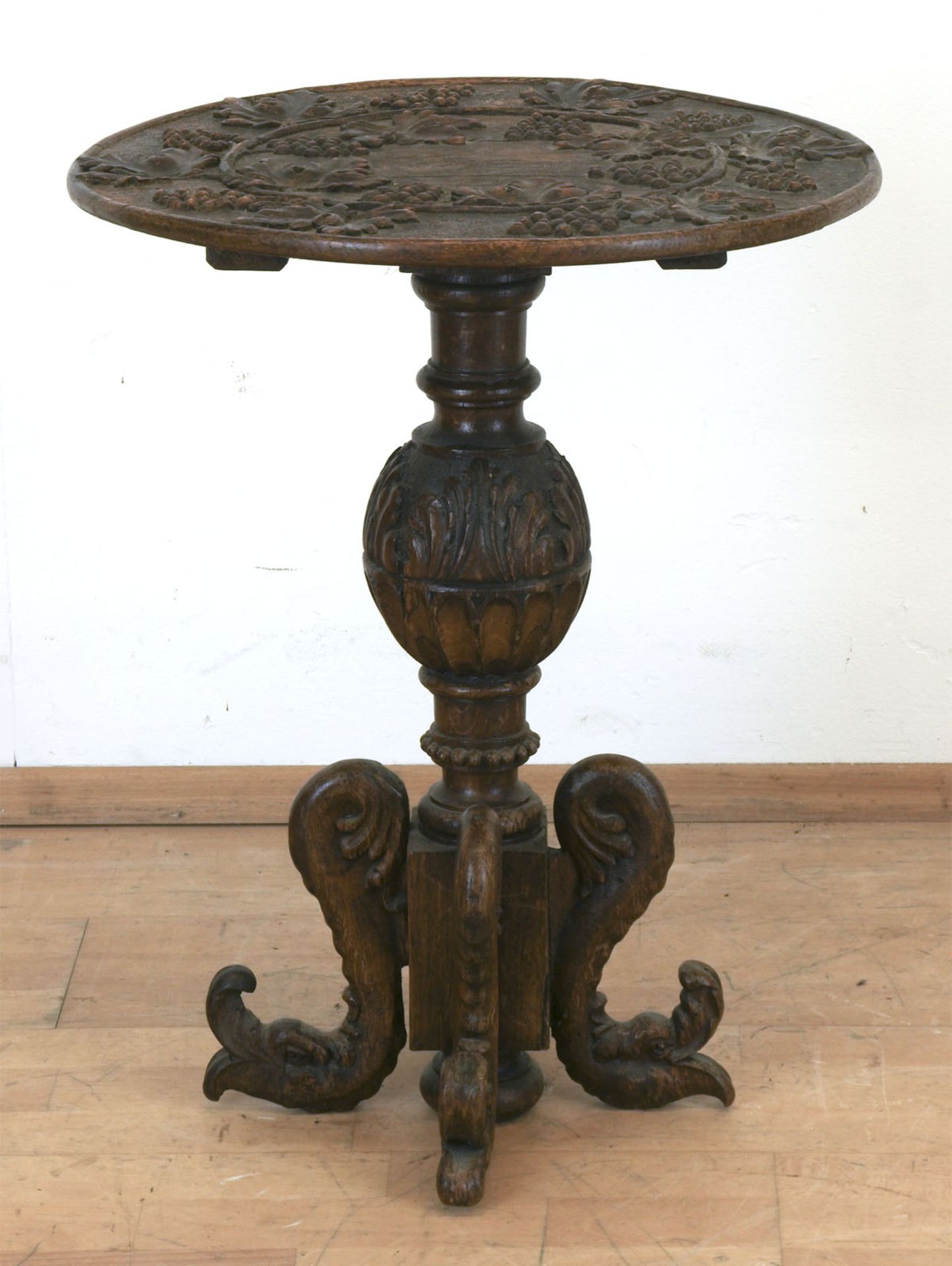 Historismus-Tisch, Eiche, beschnitzt, Balustersäule mit 4 Füßen in Form von Fabelwesen, runde Platt