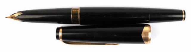 Kolbenfüller "Montblanc Meisterstück 12", schwarz/gold, 14 kt-Goldfeder, Gebrauchspuren, L. 13 cm