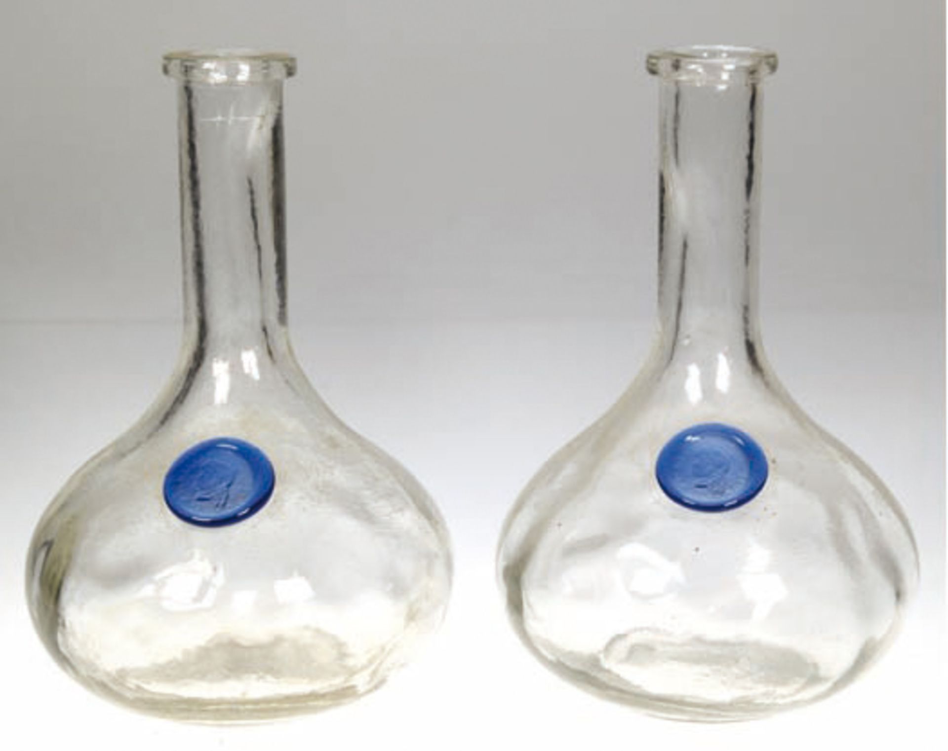 2 Vasen, farbloses Glas, gebauchte Form, mit blauem Siegel, Gebrauchspuren, H. 23 cm