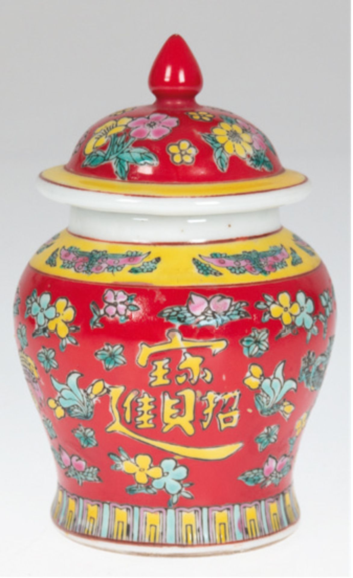 Kleine Deckelvase, China, bauchige Form, mit umlaufendem Floral- und Drachendekor auf rotem Grund, 