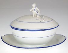 Kleine Meissen-Terrine, 19. Jh., Neuer Ausschnitt, oval, weiß mit blauem Rand, Putto mit Füllhorn a