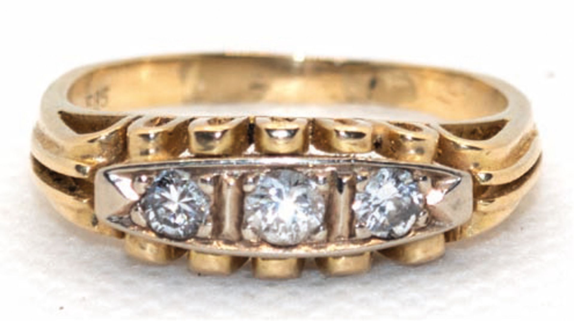 Art-Deco-Brillant-Ring, 585er GG/WG, korbartiger Ringkopf mit 3 in Reihe gefaßten  Brillanten von z