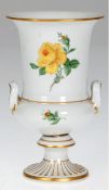 Meissen-Kratervase, Gelbe Rose, 1. Wahl, Goldränder, beidseitig Handhaben, H. 13,5 cm