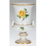 Meissen-Kratervase, Gelbe Rose, 1. Wahl, Goldränder, beidseitig Handhaben, H. 13,5 cm