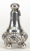 Öllampe, 830er Silber, punziert, 92 g, birnförmiger Korpus auf 4 Kugelfüßen, floral reliefiert, Dec