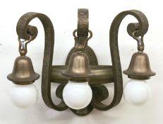 Wandlampe, um 1930, Messing bronziert, 3 gebogene Leuchterarme mit Mäanderrelief mit beweglich mont