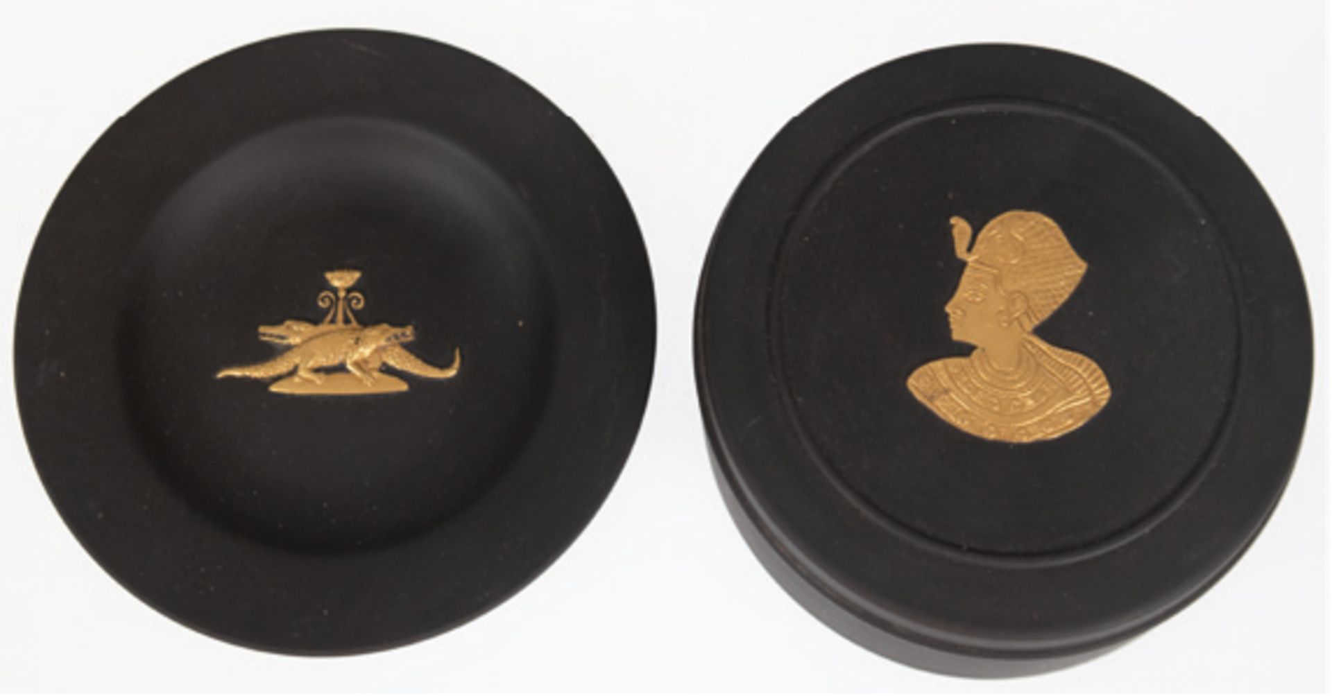 Deckeldose und kleiner Teller, Wedgwood, schwarz mit antikisierendem, goldenem Reliefdekor, Dose H.