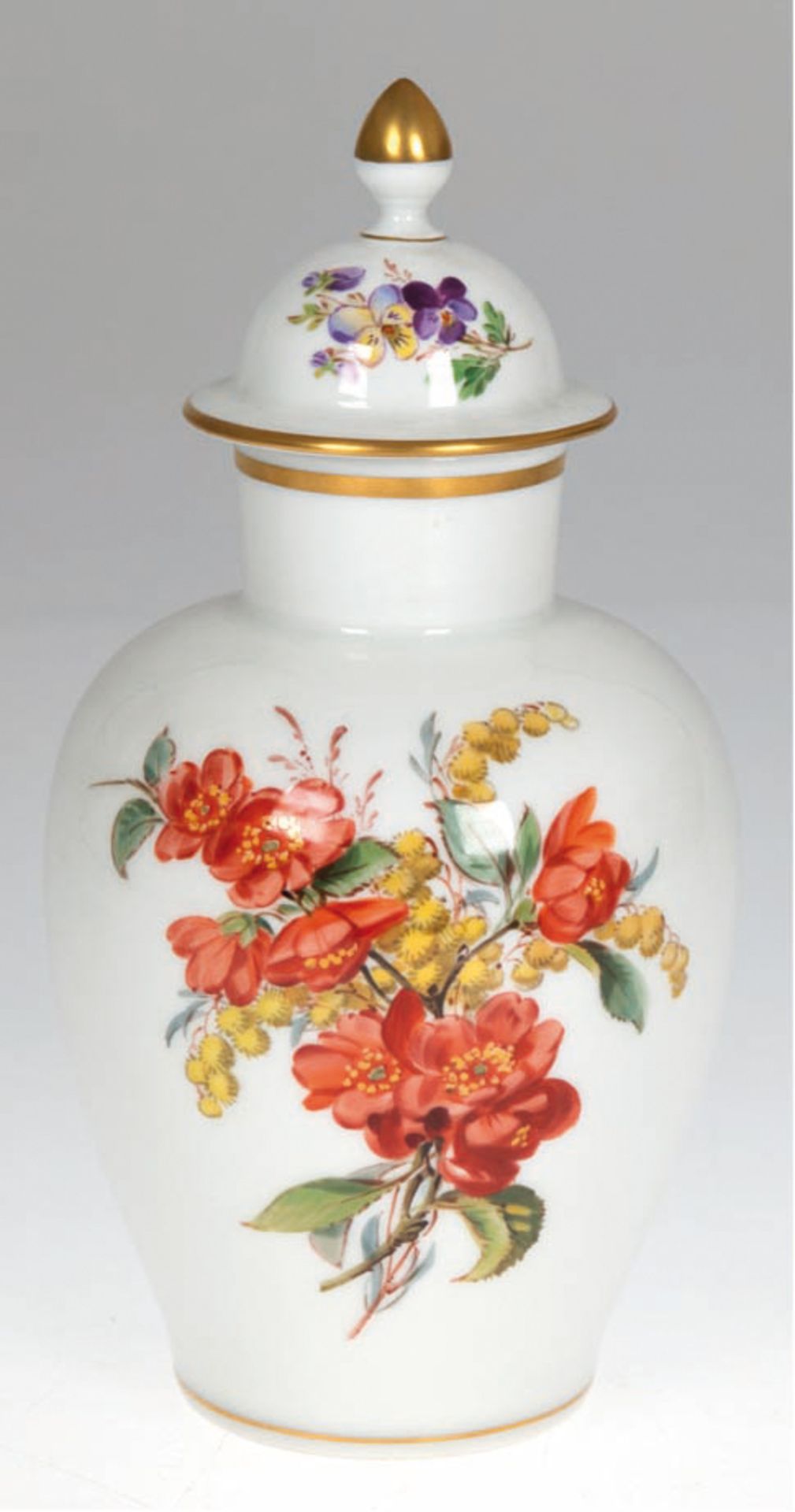 Meissen-Deckelvase, Bunte Blume 2 mit Goldrändern, gebauchter Korpus, 1. Wahl, H. 23 cm
