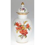 Meissen-Deckelvase, Bunte Blume 2 mit Goldrändern, gebauchter Korpus, 1. Wahl, H. 23 cm