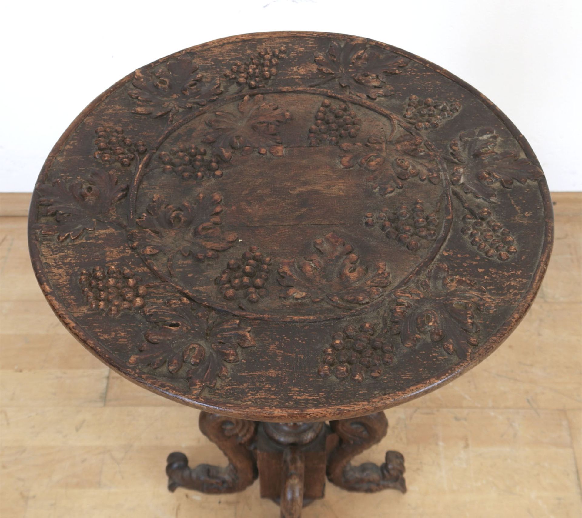 Historismus-Tisch, Eiche, beschnitzt, Balustersäule mit 4 Füßen in Form von Fabelwesen, runde Platt - Bild 2 aus 2