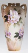 Jugendstil-Vase, Suhl, polychromer Blumendekor, beidseitig Handhaben, H. 20 cm