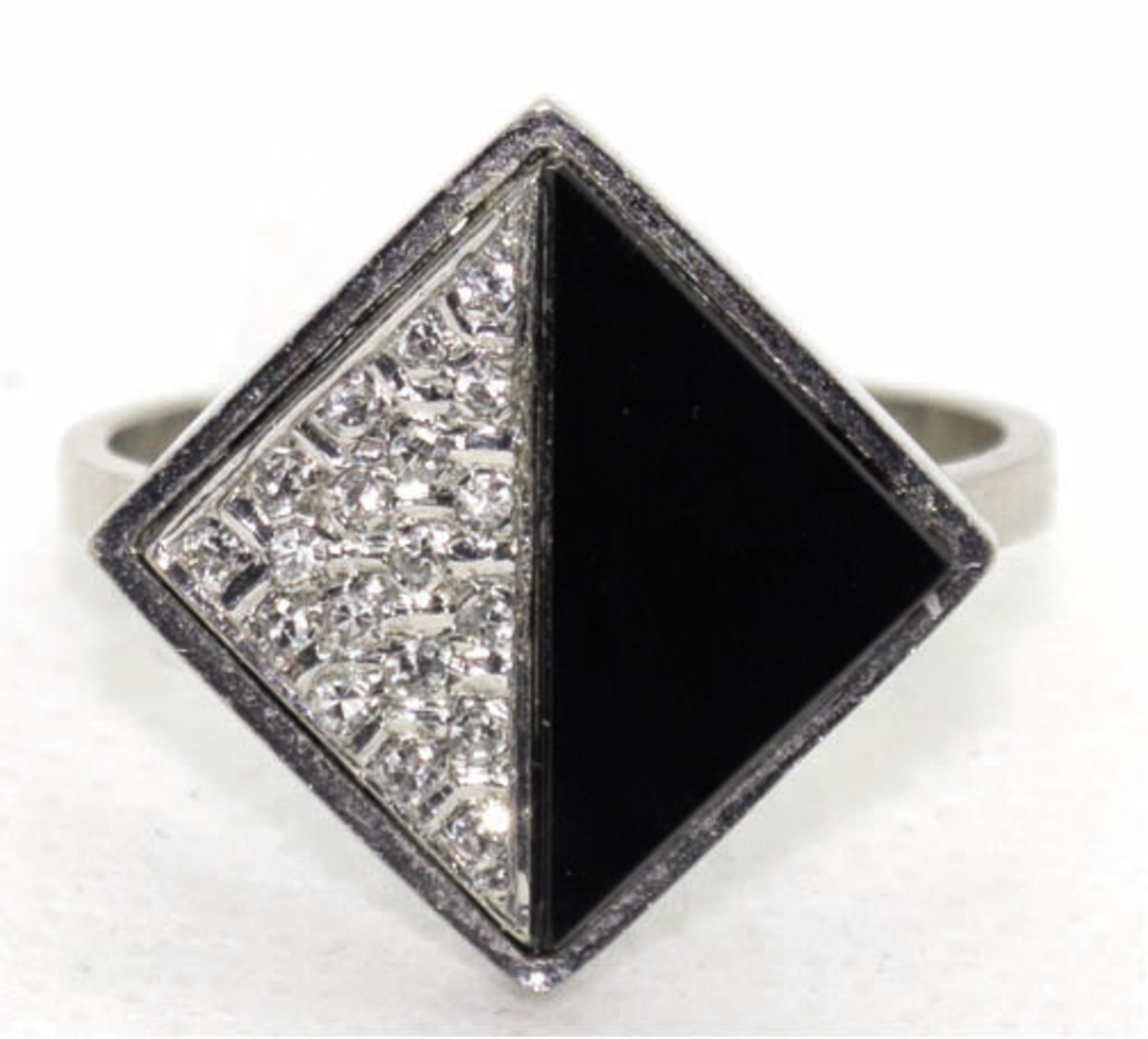 Ring, 585er WG, rautenförmiger Ringkopf besetzt mit 19 Brillanten von zus. ca. 0,19 ct. und dreieck