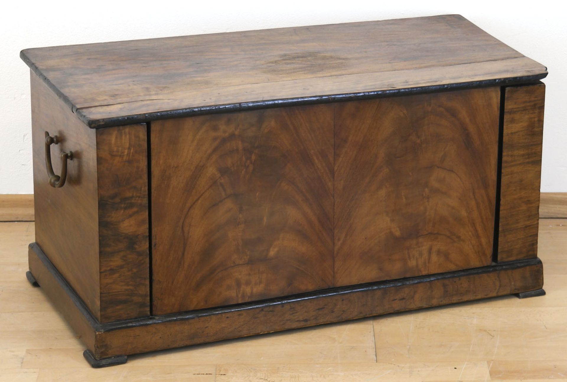 Biedermeier-Reiseharmonium, Mahagoni furniert, 2 Pedale, frontseitig 5 Register, Bein- und Ebenholz - Bild 2 aus 2