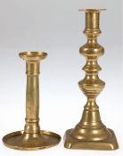 2 Kerzenleuchter, Messing, 19. Jh., eckiger und runder Stand, gegliederter Schaft, Gebrauchspuren, 